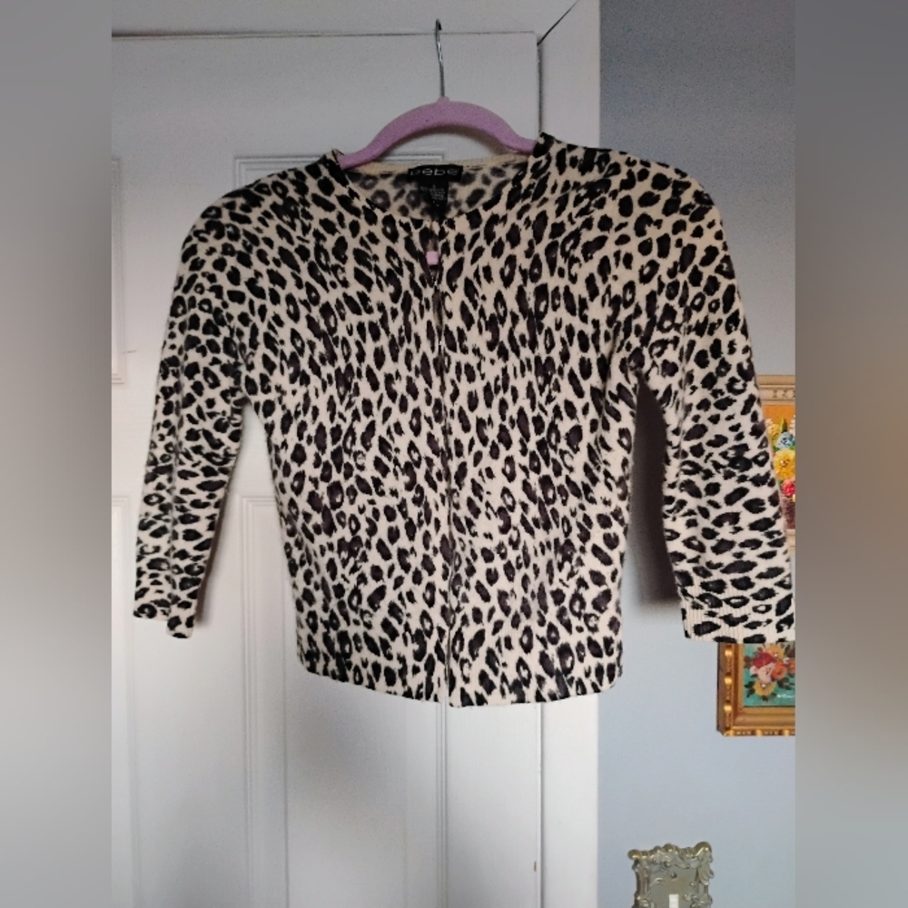 💥SOLD💥Vintage BEBE 100% Cashmere Leopard Print Cardigan w/Hook Closures SIZE S - Picture 2 of 9